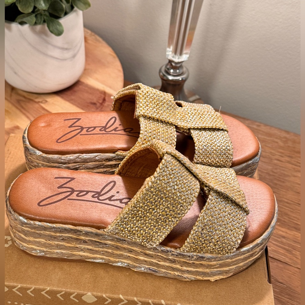 Woman’s 6.5 platform sandals